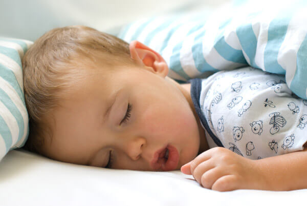 Knarkimas ir kvėpavimas per burną. Kaip tai įtakoja Jūsų vaikučio miegą?